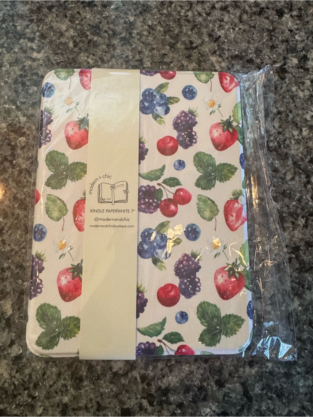 *BRAND NEW IN PACKAGE* modern+chic Fruit Print Kindle Paperwhite case